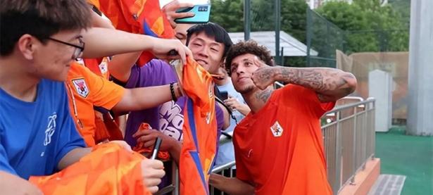 爱游戏体育平台-巴萨明星球员受伤，伤势恢复情况引发担忧