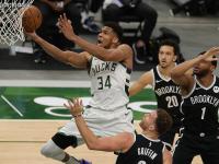 爱游戏入口-篮网稳守主场，防守大战战胜雄鹿稳居前列