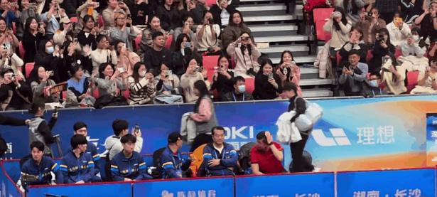 爱游戏官网-关于疯狂呐喊声震耳欲聋，现场气氛越来越炽热的信息