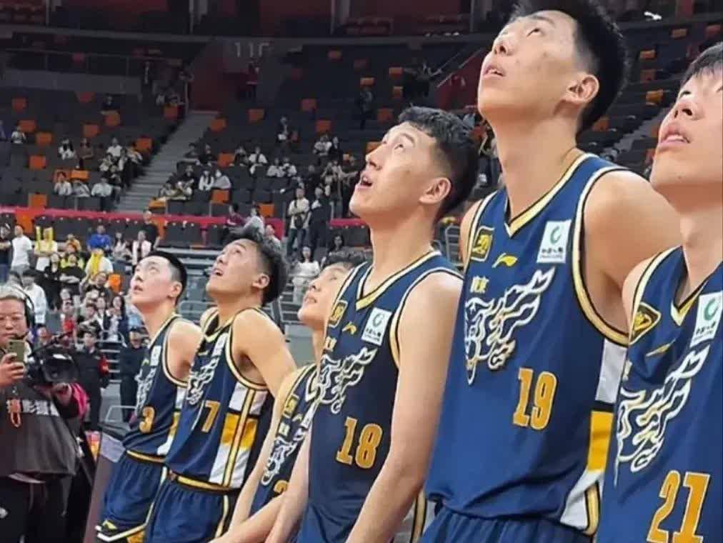 爱游戏体育直播-上海男篮在客场大胜广东宏远队(上海男篮在客场大胜广东宏远队赢了吗)