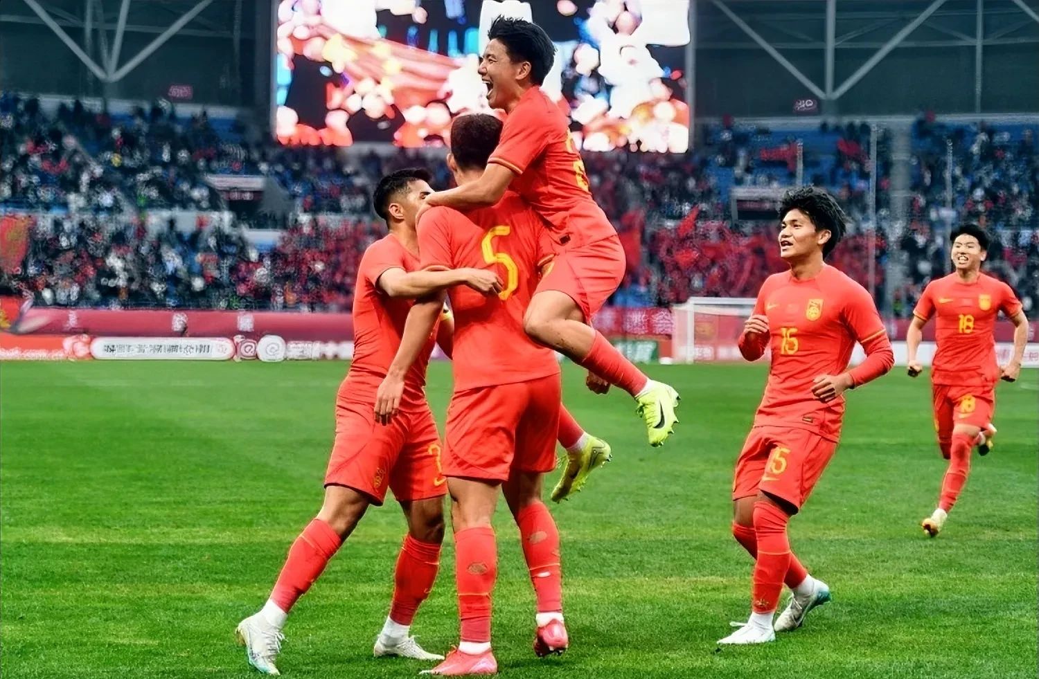 足球比赛中中国队进攻火力全开，主宰全场的简单介绍