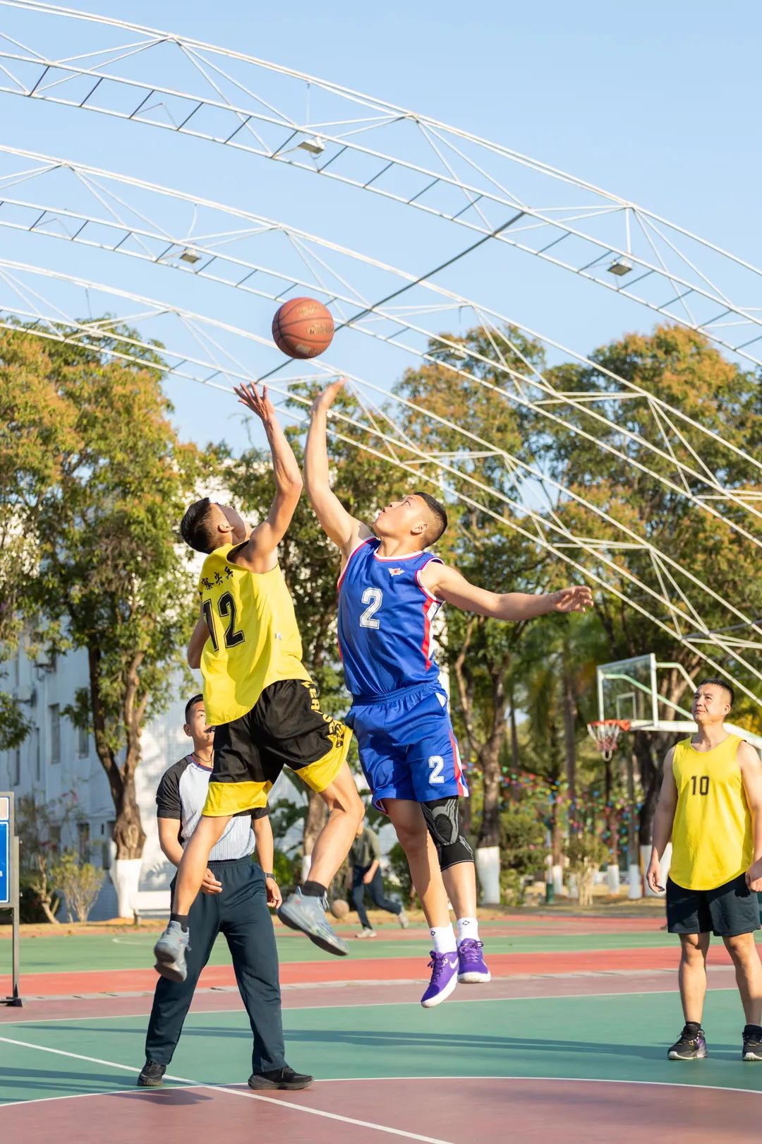 关于热血篮球迷热议比赛精彩瞬间的信息 关于热血篮球迷热议比赛精彩瞬间的信息