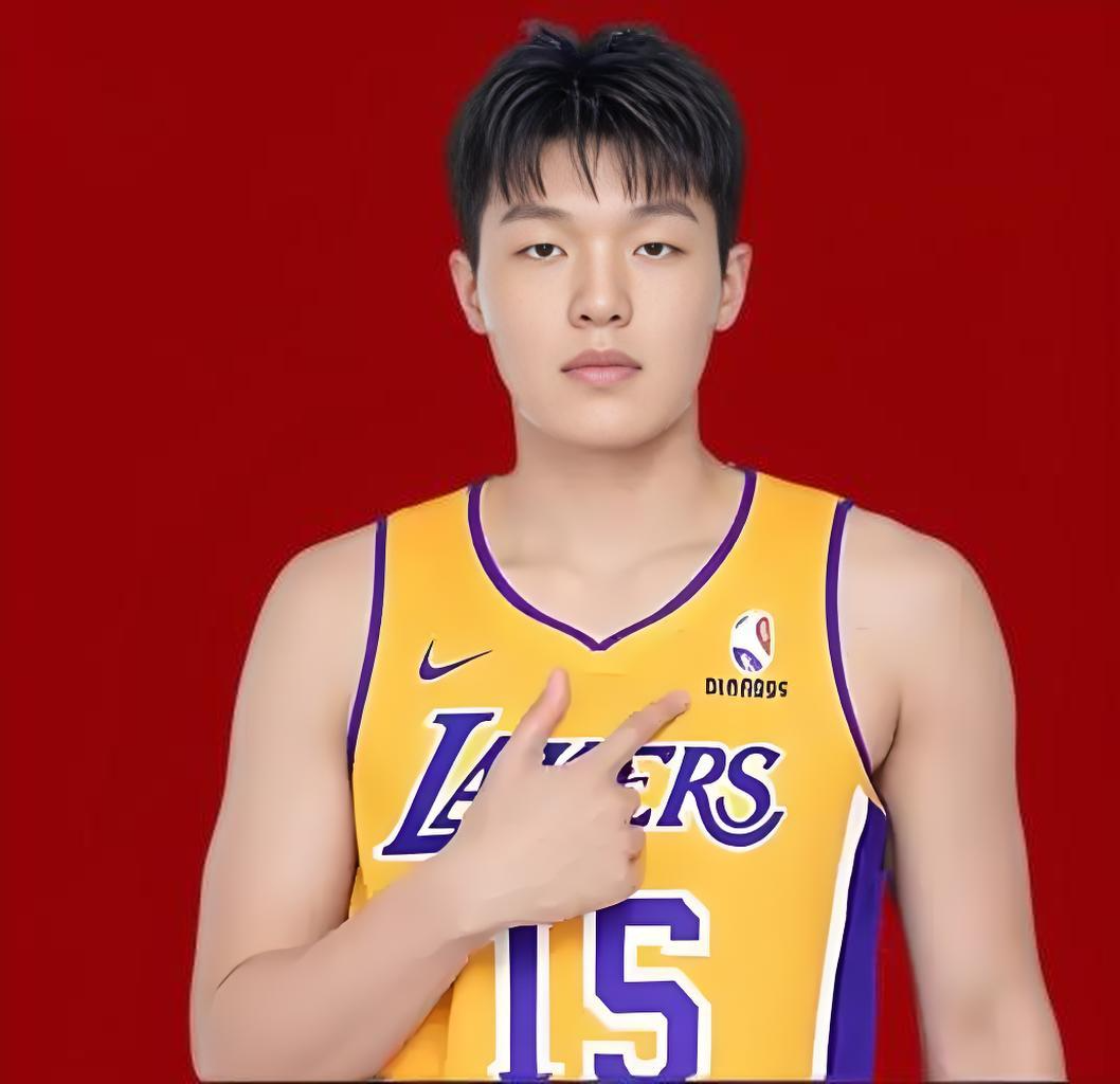 篮球联赛中一位年轻新秀迎来事业巅峰 篮球联赛中一位年轻新秀迎来事业巅峰