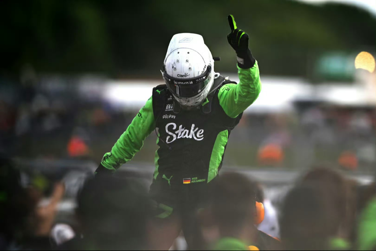 英国射击选手夺金登顶领奖台 英国射击选手夺金登顶领奖台