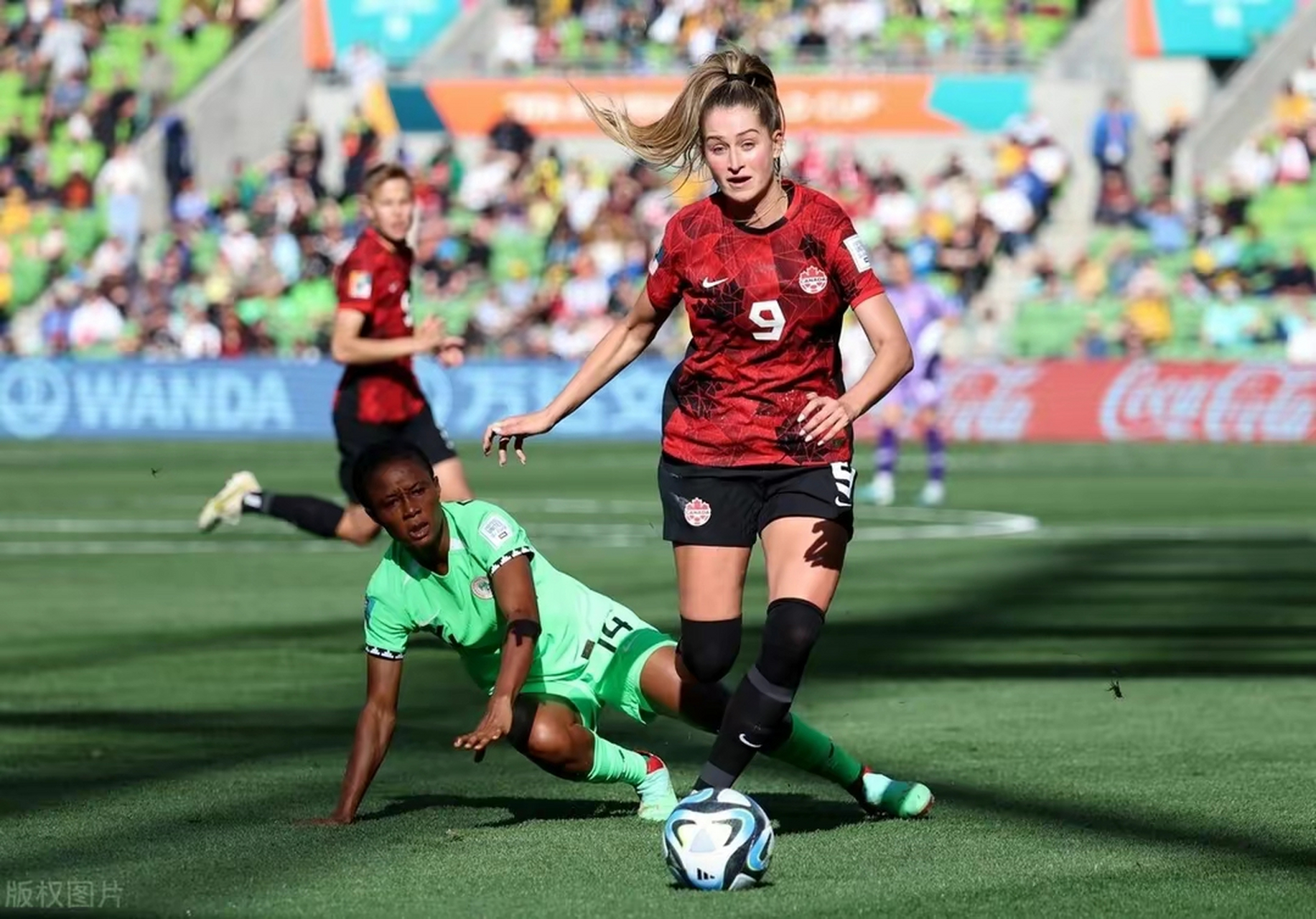 罗马尼亚女足队员在国际比赛中发挥出彩 罗马尼亚女足队员在国际比赛中发挥出彩