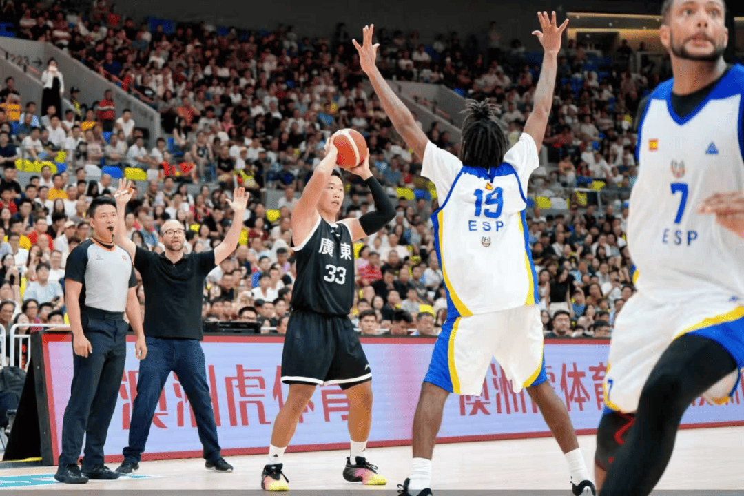 中心战役,广东与深圳男篮在主场交锋 中心战役,广东与深圳男篮在主场交锋